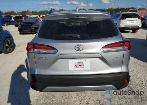 2024 Toyota Corolla Cross Le z USA, uszkodzony, nr VIN 7MUBAAAG0RV105984